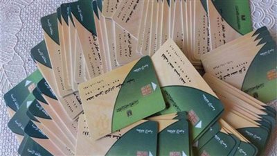 ضبط تاجر بحوزته 107 بطاقة تموين جمعها للاستيلاء على دعم أصحابها بالجيزة 