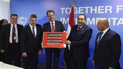 على هامش قمة المناخ.. مصر توقع عقدًا مع شركة دويتشه لتشغيل أول خط سكة حديد كهربائي 