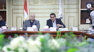 وزير الصحة يناقش خطة الوزارة لزيادة أسرة الرعاية المركزة والحضانات ببني سويف (صور)