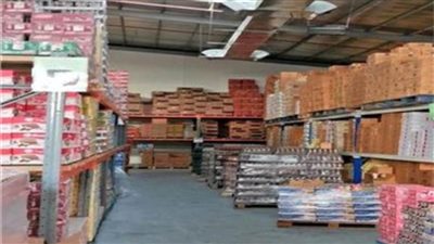 ضبط 25 طن سلع غذائية مجهولة المصدر داخل مخزن بالجيزة