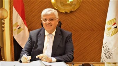 وزير التعليم العالي يتلقى تقريرًا عن مُساهمات معهد بحوث البترول البحثية لمواجهة آثار التغيرات المناخية