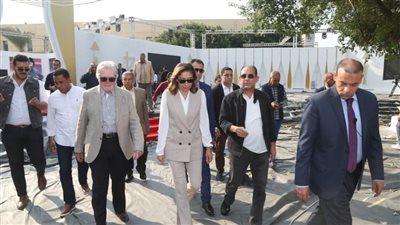 وزيرة الثقافة والفنان حسين فهمي يتفقدان اللمسات النهائية لتجهيزات افتتاح القاهرة السينمائي الدولي