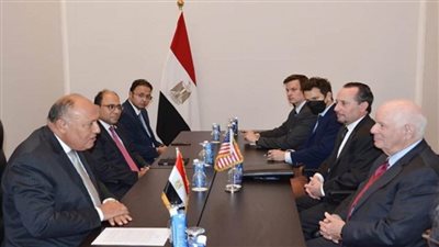 وزير الخارجية يعقد اجتماعا مع مجموعة من أعضاء مجلس الشيوخ الأمريكي ومساعديهم (صور)