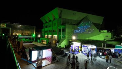 إضاءة مبني مكتبة الإسكندرية باللون الأخضر احتفالاً بانطلاق قمة المناخ COP27