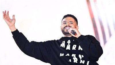 بالصور.. حماقي يحيي حفلا جماهيريا لطلاب جامعة مصر الدولية 