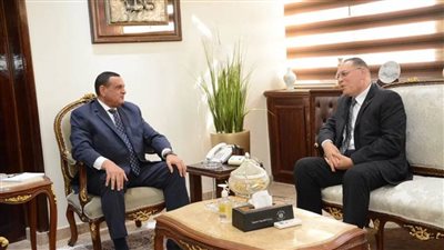 وزير التنمية المحلية يتابع مع محافظ الشرقية معدلات تنفيذ مشروعات 