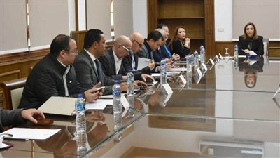 وزيرة الثقافة تترأس اجتماع قيادات الوزارة لمناقشة الخطة الاستثمارية