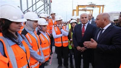 وزير النقل يتفقد أعمال التشغيل التجريبي لمحطة تحيا مصر بميناء الإسكندرية (صور)