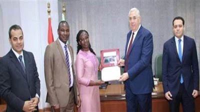 وزير الزراعة يسلم 23 متدربا من 18 دولة أفريقية شهادات تدريب التغيرات المناخية 