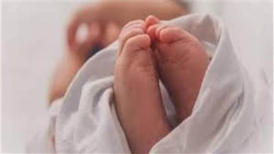 ضبط سيدة تركت طفلها أمام مدخل عقار بالمقطم 