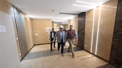 وزير الإسكان يتفقد سير العمل بمشروعات التجمع العمراني 