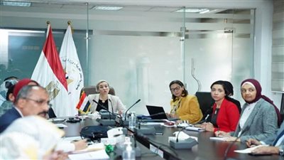 وزيرة البيئة تلتقي بالعاملين بجهاز تنظيم إدارة المخلفات وتناقش معهم سبل تطوير آليات العمل (صور)