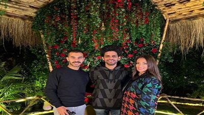 عبد الله بيومي يشعل السوشيال ميديا بفوتوسيشن لحمدي المرغني وإسراء عبد الفتاح