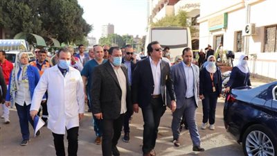خلال زيارته لمستشفى السويس العام وحميات السويس.. وزير الصحة يوجه بسرعة الإنتهاء من تطوير مبنى الطواريء ومركز مناظير الجهاز الهضمي والكبد 