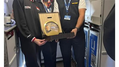 مصر للطيران تحتفي ببطلة التنس هنا جودة على متن الطائرة