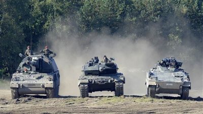 زيلينسكي يدعو قادة الاتحاد الأوروبي إلى تزويد أوكرانيا بدبابات وأنظمة دفاع جوي