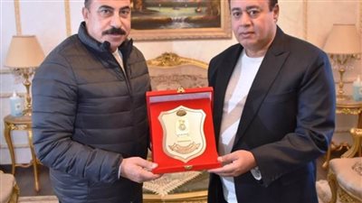 محافظ أسوان يكرم مدير مطار أسوان الدولي بعد انتهاء فترة خدمته