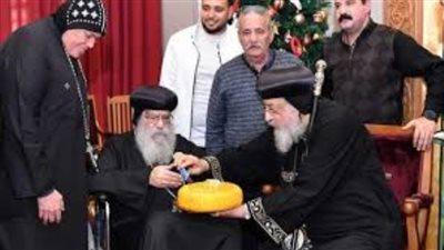 البابا تواضروس يستقبل مطران البحيرة عقب عودته من رحلة العلاج