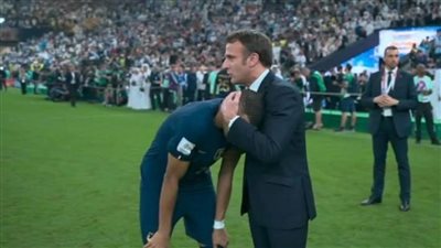 الرئيس المشجع.. ماكرون ينزل إلى الملعب ويواسي مبابي بعد الخسارة أمام الأرجنتين بكأس العالم