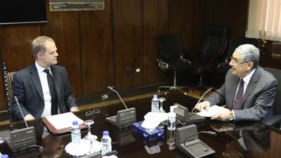 محمد شاكر يستقبل سفير بريطانيا بالقاهرة 