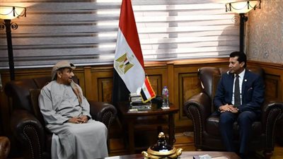 أشرف صبحي يلتقى رئيس اللجنة العليا المنظمة لماراثون زايد الخيري لبحث أخر الاستعدادات