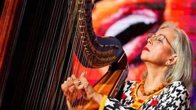 منال محيى الدين تعزف مؤلفات عربية وكلاسيكية علي المسرح الصغير 