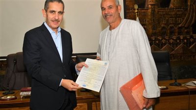 محافظ الغربية يوقع ويسلم ١٤٥ عقد لتقنيين التعديات على الاراضي الزراعية