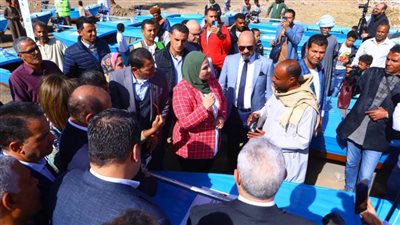 القباج تتفقد المنازل المطورة بالأقصر.. وتسلم الصيادين مراكب مزودة بأحدث الأدوات والشباك