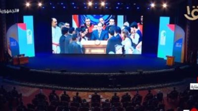 الرئيس السيسي يشاهد فيلما تسجيليا حول بطولات 