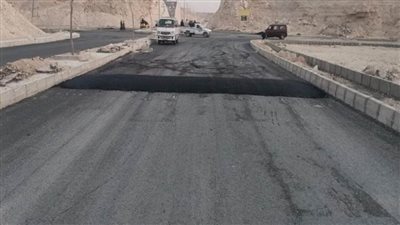 رئيس جهاز 15 مايو يتابع أعمال تنفيذ الطرق والمحاور بالمدينة (صور)