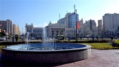 رئيس الوزراء يتوجه إلى الإسكندرية لمتابعة سير إجراءات الإفراج الجمركي عن السلع والبضائع في الميناء (صور)