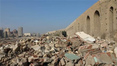 محافظ القاهرة يتفقد عملية إزالة المناطق العشوائية بسور مجرى العيون