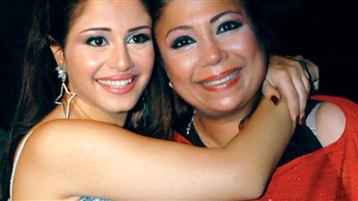 منة فضالي : أتمنى السنة الجديدة ربنا يشفي أمي من مرضها