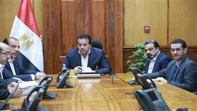 وزير الصحة يرأس غرفة الأزمات والطوارىء المركزية لمتابعة التأمين الطبي لاحتفالات أعياد الميلاد المجيدة (صور)