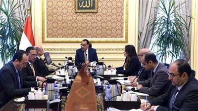 رئيس الوزراء يستعرض ضوابط حوكمة منح صفة الضبطية القضائية للموظفين على قطاعات الاستثمار والأعمال (صور)