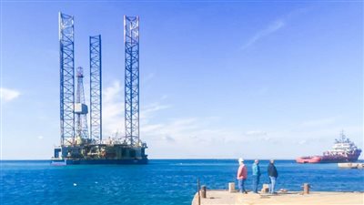 ميناء الطور يستقبل أول حفار بترول لأعمال صيانة دورية 