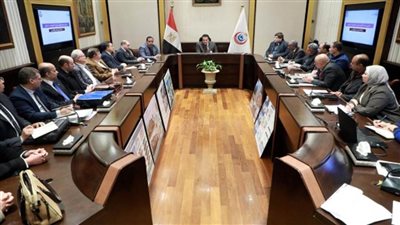 وزير الصحة يعقد اجتماعه الأول مع لجنة اختيار النموذج النمطي 200 سرير ذات الهوية الموحدة (صور)