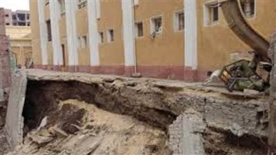 إصابة عامل انهار عليه حائط داخل مدرسة بأكتوبر