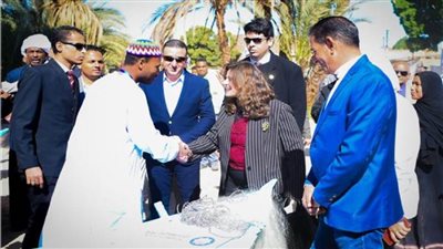 وزيرة الهجرة تسلم 24 مركبًا إلى صغار الصيادين في دراو بأسوان