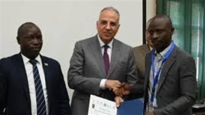 وزير الري يسلم 19 متدربا إفريقيا شهادات إتمام دورة 