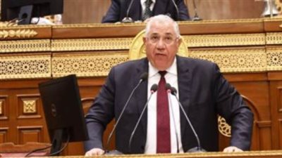 وزير الزراعة أمام 