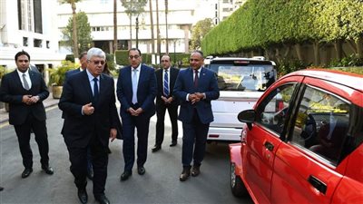 مدبولي يتفقد نماذج السيارات المُنتجة ويطالب بالعمل على زيادة المكون المحلي