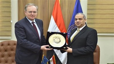 رئيس هيئة الدواء يستقبل سفير الاتحاد الأوروبي بمصر لبحث التعاون المشترك (صور)