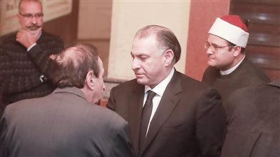 بالصور| الكاتب والإعلامي محمد فودة يقدم واجب العزاء للفنانة إيناس كامل فى وفاة والدها