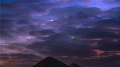 ظاهرة فلكية نادرة.. «القمر والمشتري والزهرة» أعلى الأهرامات 