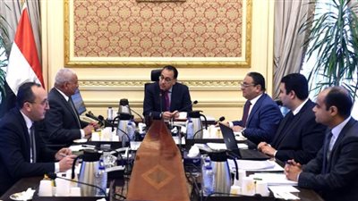 رئيس الوزراء يلتقي محافظ السويس لمتابعة المشروعات وبحث الفرص الاستثمارية بالمحافظة (صور)
