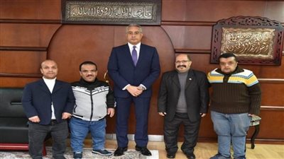 وزير القوى العاملة يَلتقي وفدا من «جمعية الأقزام» (صور)