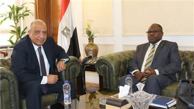 وزير قطاع الأعمال يبحث مع سفير زامبيا بالقاهرة فتح أسواق جديدة أمام الشركات التابعة 