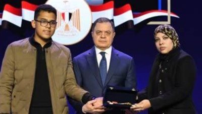 وزير الداخلية يكرم أسر الشهداء والمصابين والمتميزين من رجال الشرطة