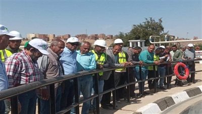 نائب وزير الاسكان يتفقد عددا من مشروعات الصرف الصحي بأسوان (صور)